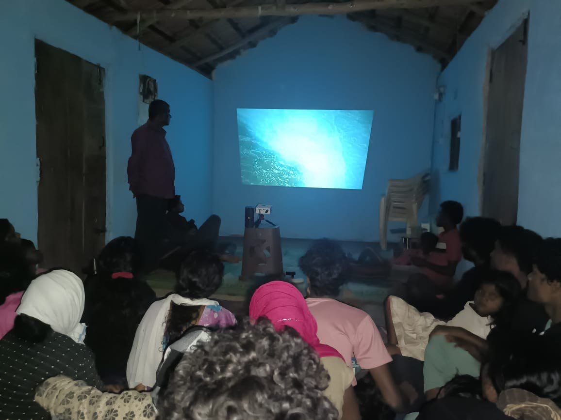 S'enseigner mutuellement — une maisonnée réunie autour du film Jésus.