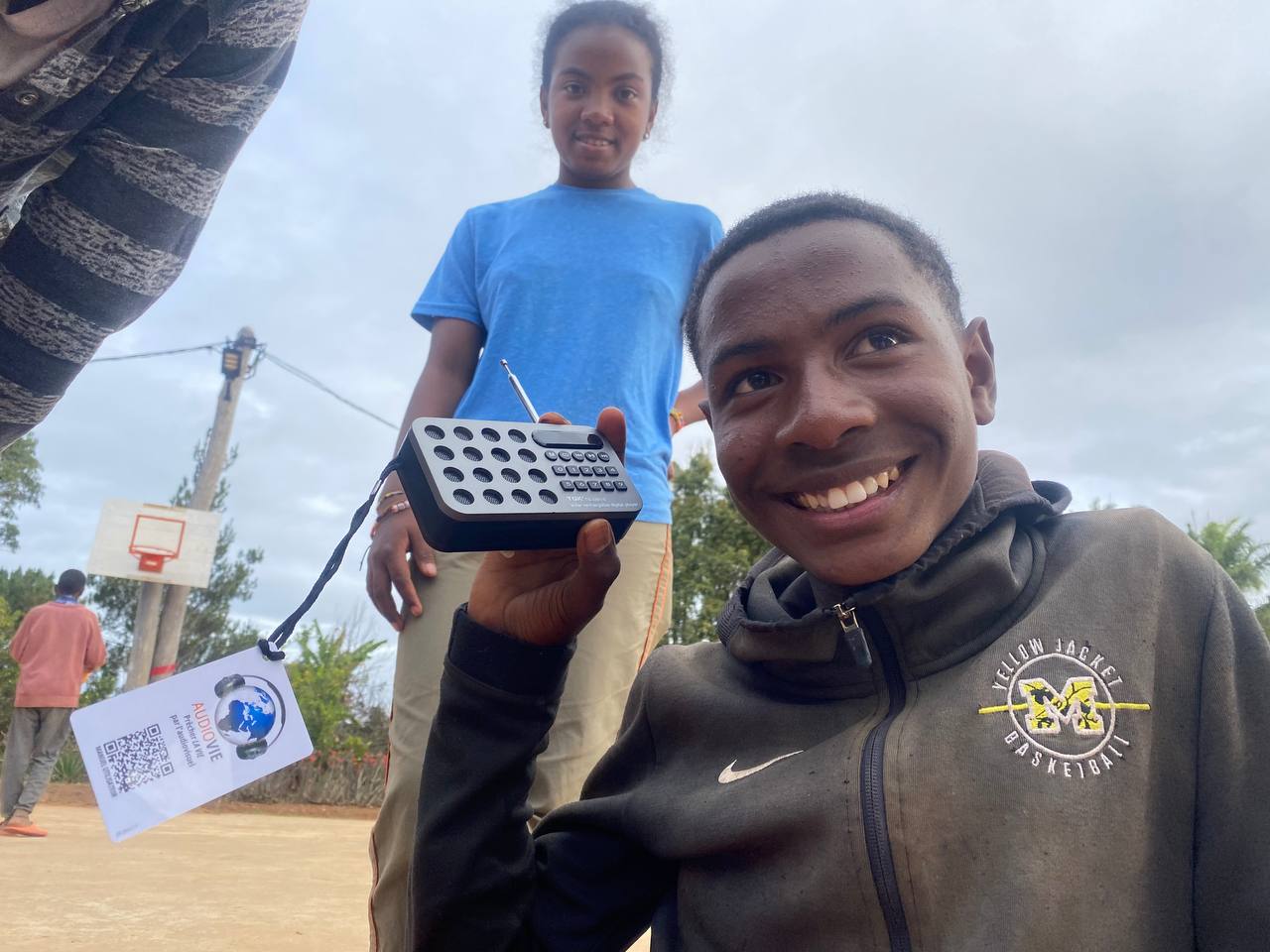 Écouter — un jeune homme avec son lecteur Audio Vie, Madagascar.